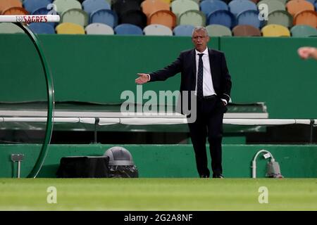 Lisbona, Portogallo. 9 Giugno 2021. Il capo allenatore portoghese Fernando Santos si fa avanti durante la partita di calcio internazionale amichevole tra Portogallo e Israele, allo stadio Jose Alvalade di Lisbona, in Portogallo, il 9 giugno 2021, in vista del Campionato europeo UEFA EURO 2020. Credit: Pedro Feuza/ZUMA Wire/Alamy Live News Foto Stock