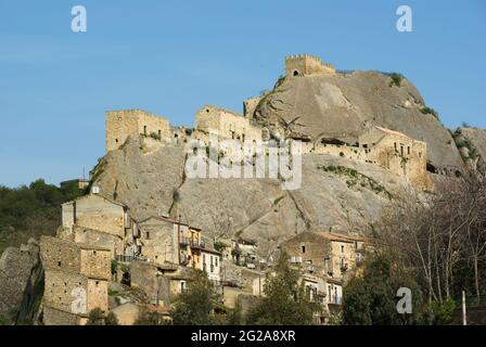 vista di un antico borgo dominato da un castello roccioso nell'entroterra siciliano Foto Stock