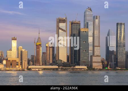 New York, NY - USA - 7 giugno 2021: Vista panoramica sul lato ovest di Manhattan, con i nuovi cantieri Hudson. Foto Stock