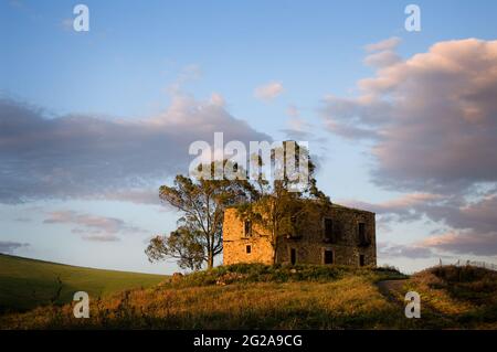 grande casa colonica in campagna al crepuscolo Foto Stock