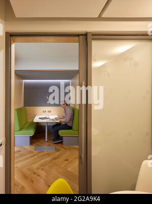 Interno del pod per ufficio. Uffici Pan Macmillan, Londra, Regno Unito. Architetto: Neat Studio, 2019. Foto Stock