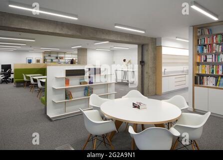 Interni del pavimento di produzione. Uffici Pan Macmillan, Londra, Regno Unito. Architetto: Neat Studio, 2019. Foto Stock