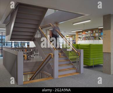 Vista su scala. Uffici Pan Macmillan, Londra, Regno Unito. Architetto: Neat Studio, 2019. Foto Stock