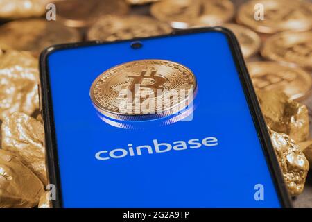 App Coinbase e Bitcoin sullo schermo dello smartphone - Aprile 12 2021 Foto Stock