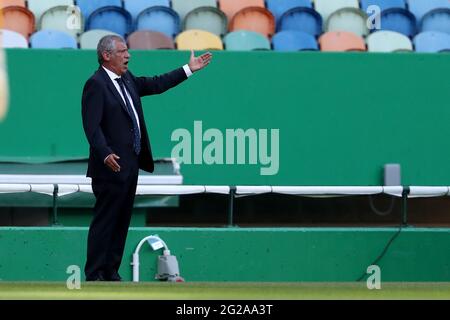 Lisbona, Portogallo. 9 Giugno 2021. Il capo allenatore portoghese Fernando Santos si fa avanti durante la partita di calcio internazionale amichevole tra Portogallo e Israele, allo stadio Jose Alvalade di Lisbona, in Portogallo, il 9 giugno 2021, in vista del Campionato europeo UEFA EURO 2020. Credit: Pedro Feuza/ZUMA Wire/Alamy Live News Foto Stock