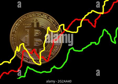 preziosa moneta d'oro su sfondo nero scuro con coloratissime carte in aumento Foto Stock