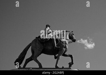 La statua equestre del re Carlos III (Carlo III) alla Puerta del Sol, a Madrid. Una nube evoques vapore in una giornata fredda. Foto Stock