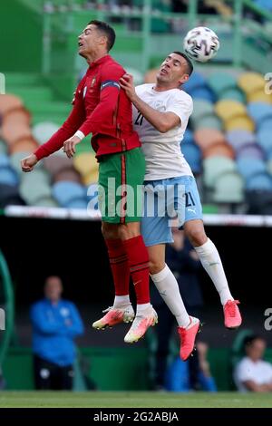 Lisbona, Portogallo. 9 Giugno 2021. CRISTIANO RONALDO del Portogallo (L) vies con EYTAN TIBI d'Israele durante la partita di calcio internazionale amichevole tra il Portogallo e Israele, allo stadio Jose Alvalade. Il Portogallo ha vinto 4:0. Credit: Pedro Feuza/ZUMA Wire/Alamy Live News Foto Stock