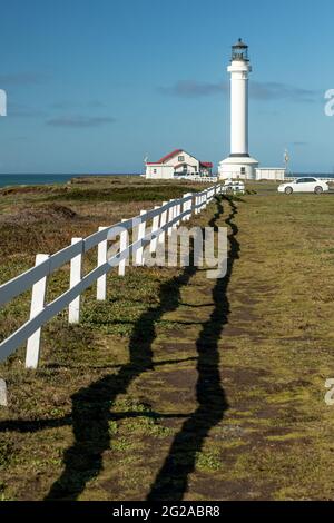 Luce puntiforme - la luce Point Arena si trova alla fine di uno sperone lungo mezzo miglio nell'Oceano Pacifico. Point Arena, California, Stati Uniti Foto Stock