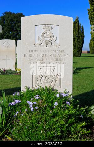 Tomba del luogotenente-colonnello Bertram Best-Dunkley (1890-1917), vincitore del VC inglese, presso il cimitero militare di Mendinghem a Poperinge, Belgio Foto Stock