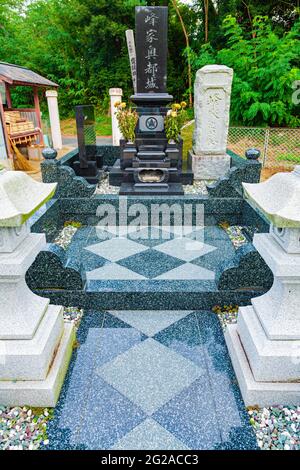 Simmetria in un terreno di sepoltura in un tempio giapponese a Tokai Giappone Foto Stock