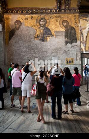 Turisti che guardano il Cristo Pantocratore Deesis, a Hagia Sophia, Istanbul. Foto Stock