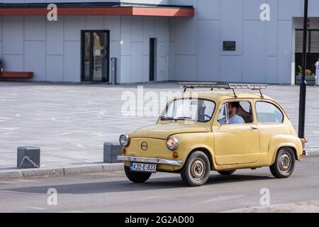 Vecchia auto con timer Zastava Fiat 500 in strada a Sarajevo, Bosnia-Erzegovina, 11 giugno 2020 Foto Stock