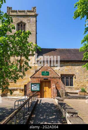 Vista sulla splendida abbazia di Pershore, Pershore, Worcestershire, Inghilterra. Foto Stock