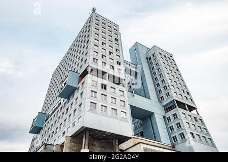 Casa dei sovietici a Kaliningrad, un edificio abbandonato nello stile architettonico del modernismo sovietico Foto Stock