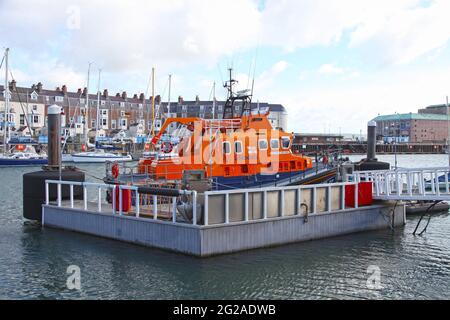 Barche sul fiume al porto di Weymouth a Dorset, Inghilterra. Foto Stock