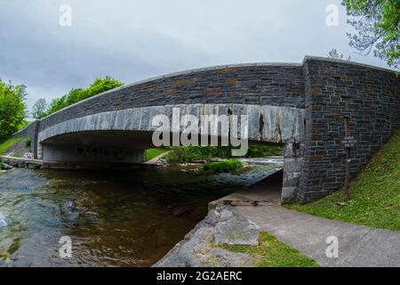 Vista ultra ampia del flusso d'acqua delle Cascate di Chittenango Foto Stock