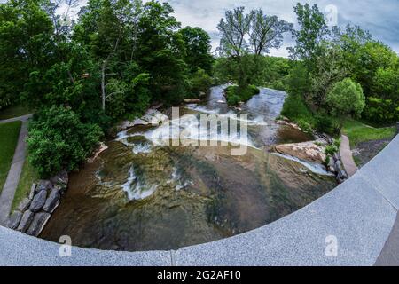 Una vista areale ultra-ampia del flusso principale delle cascate di Chittenango Falls nell'Upstate New York Foto Stock