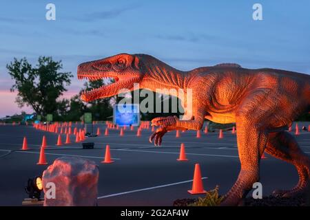 Syracuse, New York - 23 Maggio 2021: Vista del profilo di notte di un Vocaliraptor Dromaeosauridae Dinosauro. Foto Stock