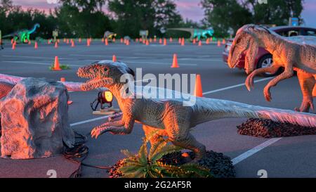 Syracuse, New York - 23 Maggio 2021: Vista del profilo di notte di un bambino Compsognathus Dinosaurs. Foto Stock