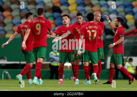 Lisbona, Portogallo. 9 Giugno 2021. Joao Cancelo (C) del Portogallo festeggia con i compagni di squadra dopo aver segnato durante una partita di calcio amichevole tra Portogallo e Israele a Lisbona, Portogallo, 9 giugno 2021. Credit: Pedro Feuza/Xinhua/Alamy Live News Foto Stock