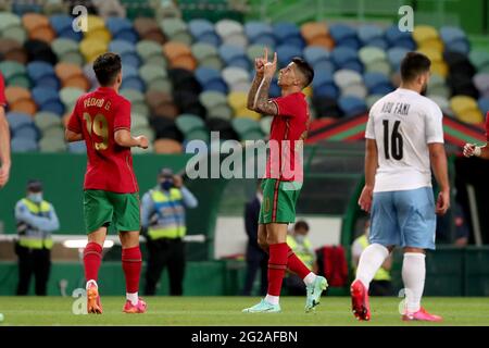 Lisbona, Portogallo. 9 Giugno 2021. Joao Cancelo (C) del Portogallo festeggia dopo aver segnato durante una partita di calcio amichevole tra Portogallo e Israele a Lisbona, Portogallo, 9 giugno 2021. Credit: Pedro Feuza/Xinhua/Alamy Live News Foto Stock