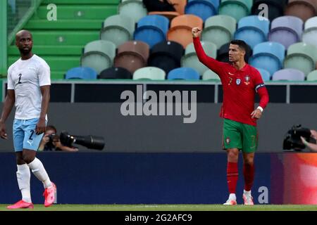 Lisbona, Portogallo. 9 Giugno 2021. Cristiano Ronaldo (R) del Portogallo festeggia dopo aver segnato durante una partita di calcio amichevole tra Portogallo e Israele a Lisbona, Portogallo, 9 giugno 2021. Credit: Pedro Feuza/Xinhua/Alamy Live News Foto Stock