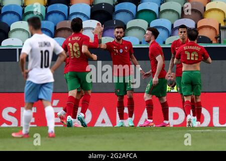 Lisbona, Portogallo. 9 Giugno 2021. Bruno Fernandes (4° R) del Portogallo celebra un gol con i compagni di squadra durante una partita di calcio amichevole tra Portogallo e Israele a Lisbona, Portogallo, 9 giugno 2021. Credit: Pedro Feuza/Xinhua/Alamy Live News Foto Stock