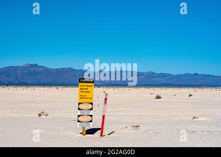 Unesplose munizioni pericolo segno in White Sands National Park Foto Stock