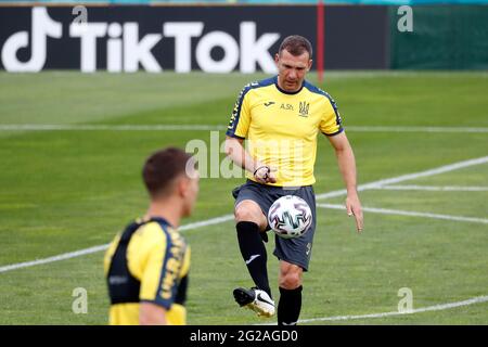 Bucarest, Romania. 9 Giugno 2021. Il capo allenatore ucraino Andrey Shevchenko partecipa a una sessione di allenamento in vista del torneo di calcio Euro 2020 a Bucarest, Romania, 9 giugno 2021. Credit: Cristian Cristel/Xinhua/Alamy Live News Foto Stock