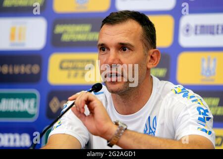 Bucarest, Romania. 9 Giugno 2021. Andrey Shevchenko, capo allenatore ucraino, parla durante una conferenza stampa in vista del torneo di calcio Euro 2020 a Bucarest, Romania, 9 giugno 2021. Credit: Cristian Cristel/Xinhua/Alamy Live News Foto Stock