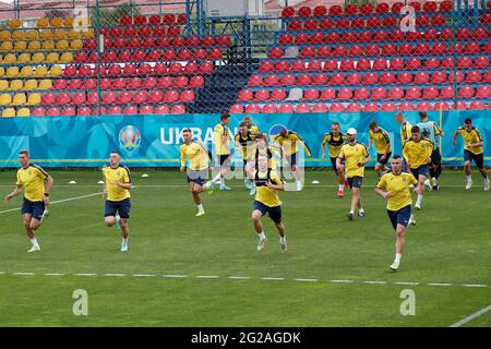 Bucarest, Romania. 9 Giugno 2021. I giocatori ucraini partecipano a una sessione di allenamento in vista del torneo di calcio Euro 2020 a Bucarest, Romania, 9 giugno 2021. Credit: Cristian Cristel/Xinhua/Alamy Live News Foto Stock