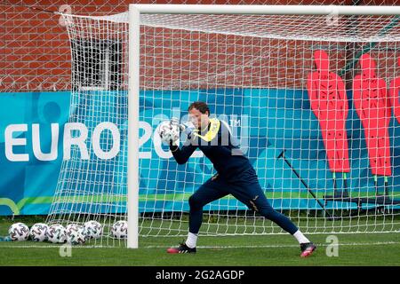 Bucarest, Romania. 9 Giugno 2021. Il portiere ucraino Andry Pyatov partecipa a una sessione di allenamento in vista del torneo di calcio Euro 2020 a Bucarest, Romania, 9 giugno 2021. Credit: Cristian Cristel/Xinhua/Alamy Live News Foto Stock