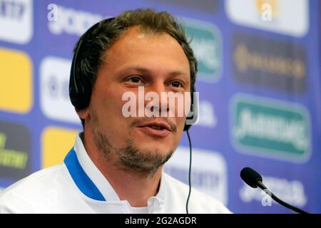 Bucarest, Romania. 9 Giugno 2021. Il portiere ucraino Andry Pyatov parla durante una conferenza stampa in vista del torneo di calcio Euro 2020 a Bucarest, Romania, 9 giugno 2021. Credit: Cristian Cristel/Xinhua/Alamy Live News Foto Stock