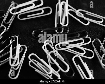 Un mucchio di graffette Foto stock - Alamy