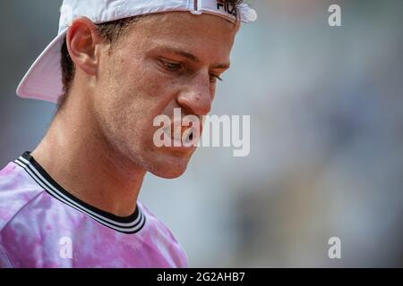 Parigi, Francia. 9 Giugno 2021. Diego Schwartzman dell'Argentina reagisce durante la finale maschile contro Rafael Nadal della Spagna al torneo francese di tennis Open al Roland Garros di Parigi, Francia, 9 giugno 2021. Credit: Aurelien Morissard/Xinhua/Alamy Live News Foto Stock