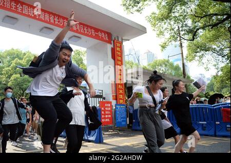 Changsha, la provincia di Hunan della Cina. 9 Giugno 2021. Gli esaminatori escono da un sito di esame in una scuola media a Changsha, capitale della provincia di Hunan della Cina centrale, il 9 giugno 2021. L'esame annuale di ingresso al college della Cina si è concluso martedì in alcune parti del paese. Credit: Chen Zhenhai/Xinhua/Alamy Live News Foto Stock