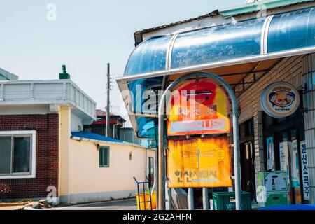 Seocheon, Corea - 25 marzo 2021: Fermata dell'autobus per la vecchia città di Pangyo Foto Stock