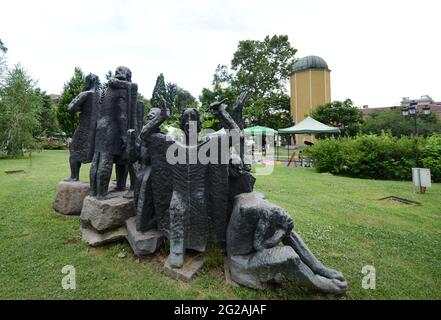 Una scultura in bronzo in un piccolo parco lungo Moskovska e vicino alla chiesa commemorativa Aleksander Nevski. Foto Stock