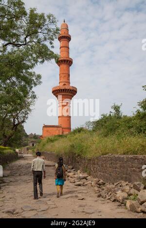 Chand Minar (Torre della Luna, circa 1435) accoglie i visitatori del Forte di Daulatabad, Maharashtra. Foto Stock