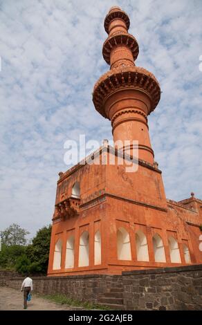 Chand Minar (Torre della Luna, circa 1435) accoglie i visitatori del Forte di Daulatabad, Maharashtra. Foto Stock