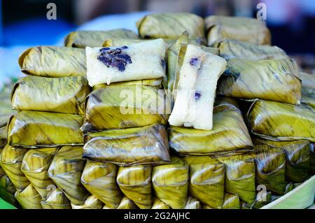 Torte di riso thailandesi avvolte in foglie di Banana Foto Stock