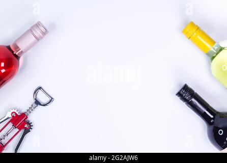 Bottiglie di vino rosso, rosa e bianco su tavola bianca. Vista dall'alto con spazio per la copia Foto Stock