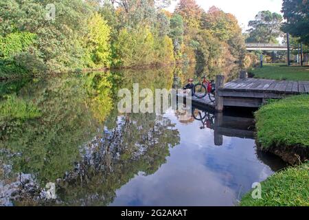 Ciclista dal fiume forni a Porepunkah Foto Stock