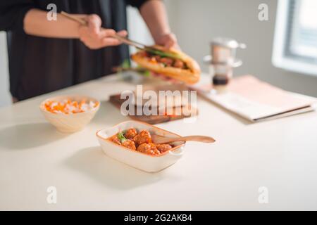 Le polpette di carne serviti con salsa di pomodoro come sandwich, colazione vietnamita Foto Stock