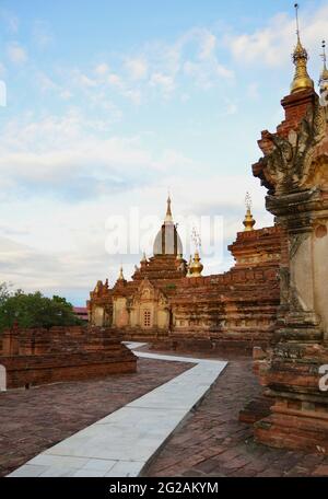 Esterno degli stupa nel complesso della zona archeologica di Bagan Foto Stock