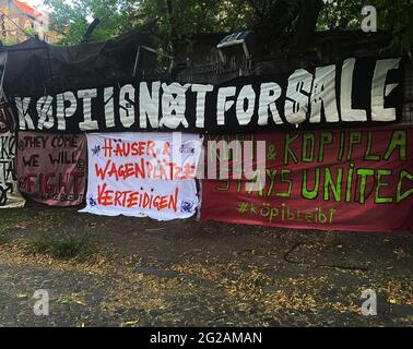 Berlino, Germania. 09 giugno 2021. Striscioni appesi su una recinzione di fronte all'area occupata dagli autonomi di sinistra su Köpenicker Straße a Berlino-Mitte. Giovedì il tribunale regionale della capitale ha sentito parlare dello sfratto del progetto alternativo di sinistra "Køpi 137" a Berlino-Mitte. Credit: Paul Zinken/dpa-Zentralbild/dpa/Alamy Live News Foto Stock