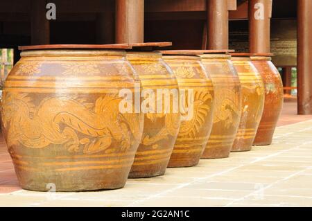 Vasetti d'acqua in terracotta smaltata in stile thailandese con motivo a drago Foto Stock