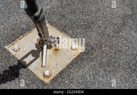 Dettaglio di un tenditore per corda metallica. Tenditore in acciaio, concetto di fissaggio e collegamenti, fuoco selettivo. Foto Stock