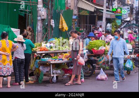 Durante un focolaio di COVID - 19, i cambogiani fanno acquisti in un mercato di strada improvvisato istituito vicino al mercato di Kandal, che è stato chiuso a causa di un focolaio del virus, durante la pandemia del coronavirus. Phnom Penh, Cambogia. 9 giugno 2021. Credit: Kraig Lieb Foto Stock